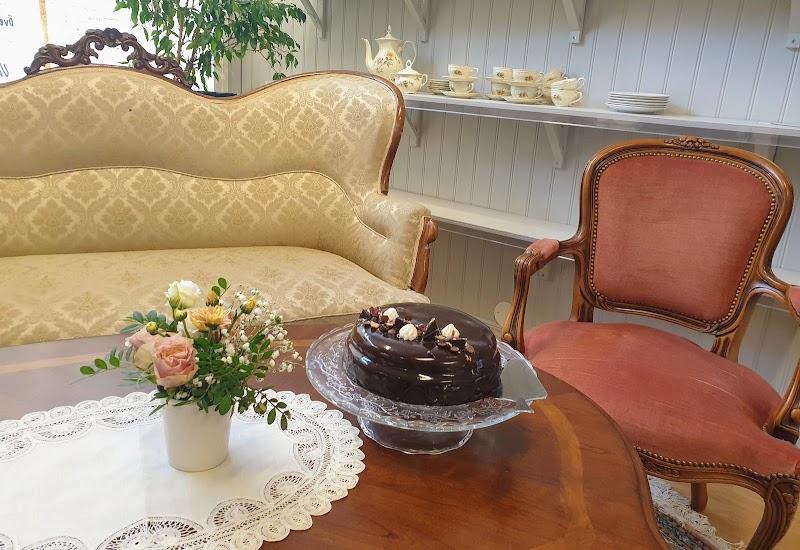Violas café, second hand och blommor
