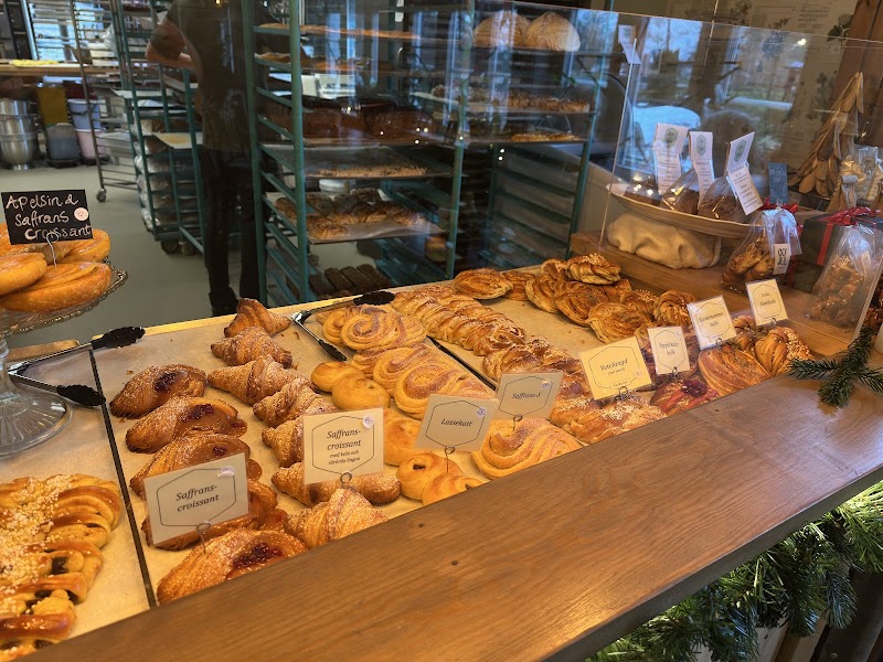 Inez och Greta, Café och Bageri