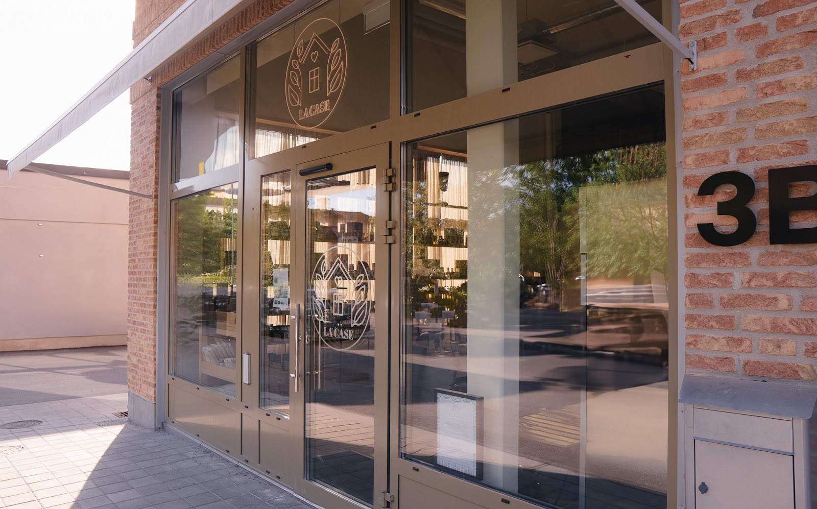 La Case Deli, Restaurant & Cafe