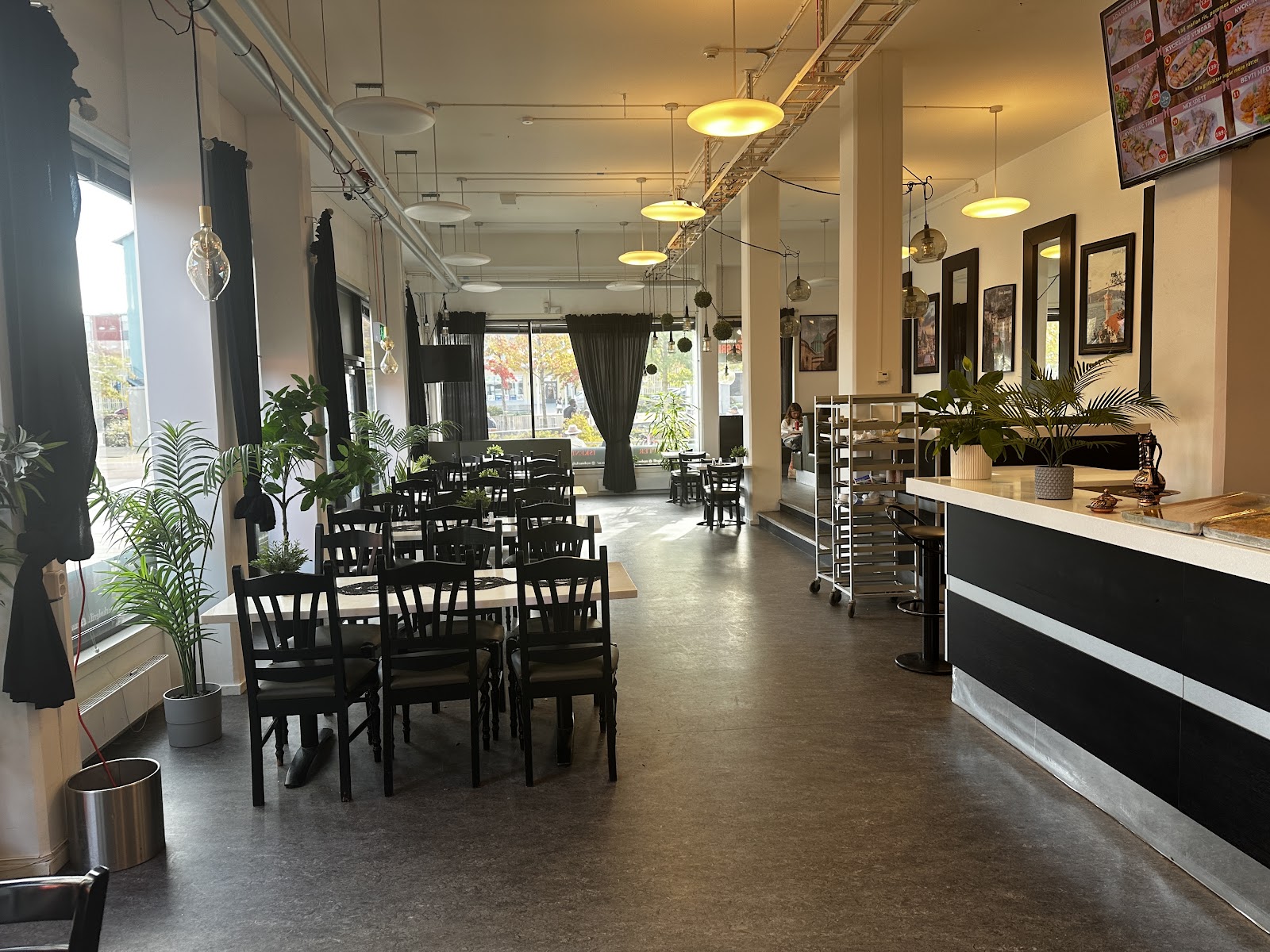 Mydöner kolgrill valsta centrum